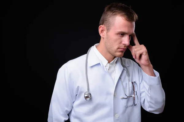 Estudio Joven Guapo Médico Hombre Con Pelo Rubio Sobre Fondo — Foto de Stock