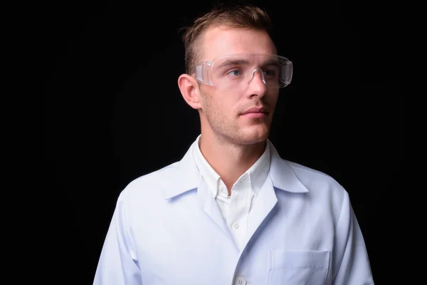 Estudio Joven Guapo Doctor Con Cabello Rubio Usando Gafas Protectoras — Foto de Stock