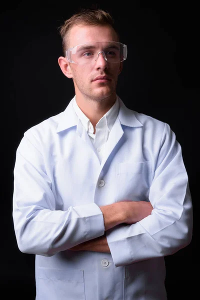 Estudio Joven Guapo Doctor Con Cabello Rubio Usando Gafas Protectoras — Foto de Stock