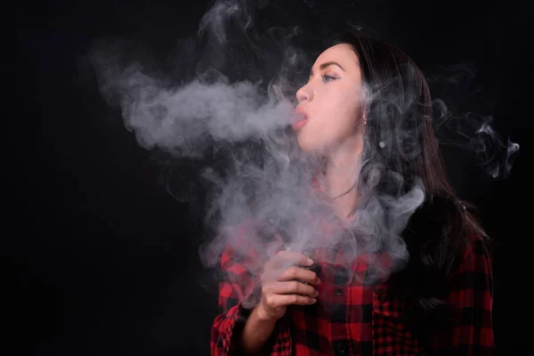 Estúdio Tiro Jovem Bela Mulher Filipina Vaping Contra Fundo Preto — Fotografia de Stock