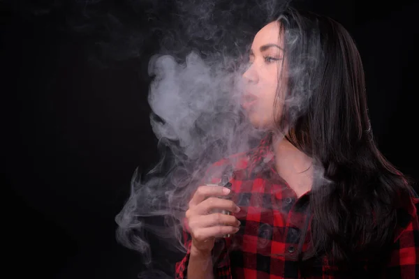 Estudio Joven Hermosa Mujer Filipina Vapeando Sobre Fondo Negro — Foto de Stock