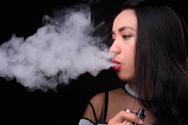 Studio Shot Young Beautiful Filipino Woman Vaping Black Background — Stock Photo, Image