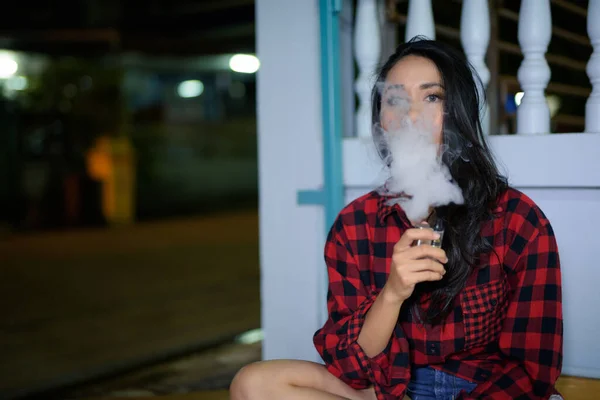 Portrait Young Beautiful Filipino Woman Vaping Home Outdoors — Stock Photo, Image