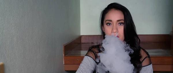 Retrato Jovem Bela Mulher Filipina Vaping Casa — Fotografia de Stock