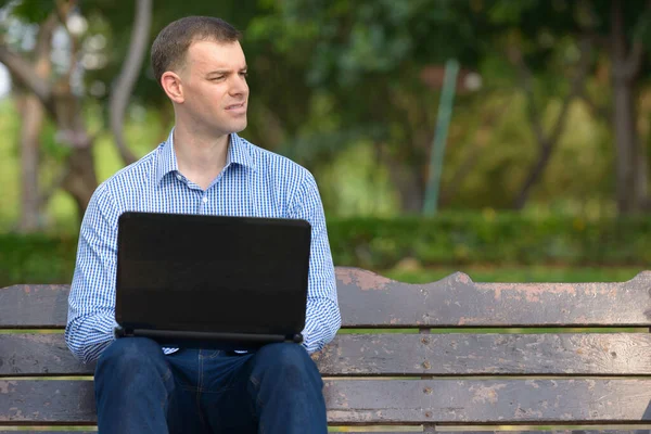 Portret Van Zakenman Ontspannen Het Park Buiten — Stockfoto