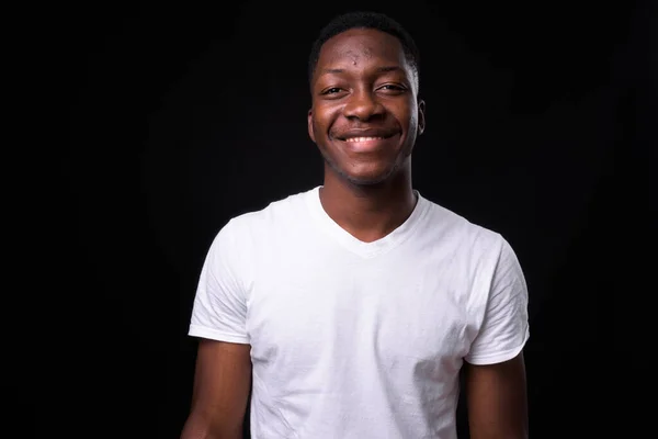 Siyah Arka Planda Afro Saçlı Yakışıklı Afrikalı Genç Adamın Stüdyo — Stok fotoğraf