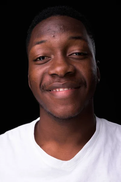 Siyah Arka Planda Afro Saçlı Yakışıklı Afrikalı Genç Adamın Stüdyo — Stok fotoğraf