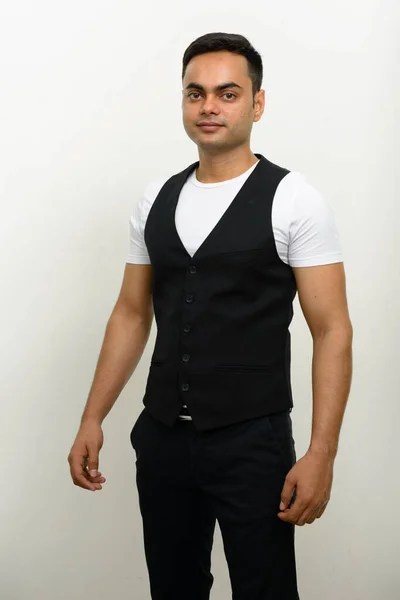 スタジオショットの若いハンサムなインドのビジネスマンの白を背景に — ストック写真