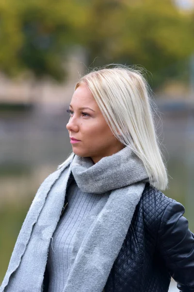 Портрет Молодой Красивой Блондинки Скандинавской Женщины Отдыхающей Реки — стоковое фото