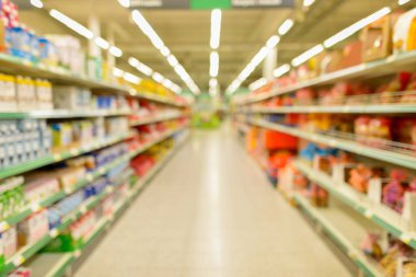 Alışveriş merkezinde raflarda çeşitli ürünler bulunan, odakları kesilmiş süpermarketin portresi.
