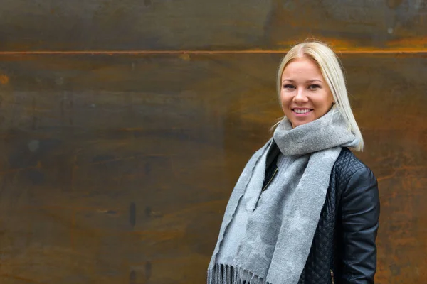 Portrét Mladé Krásné Blondýny Skandinávie Žena Proti Rezavé Staré Kovové — Stock fotografie