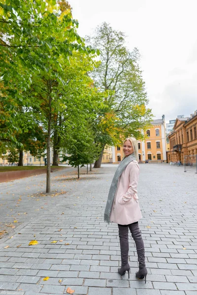 Портрет Молодой Красивой Блондинки Скандинавской Женщины Мирной Площади Городе Открытом — стоковое фото