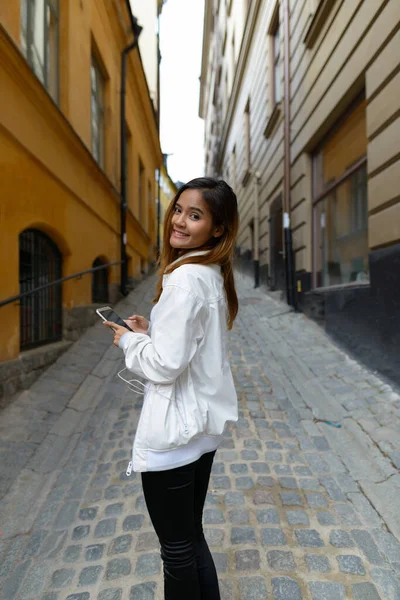Портрет Молодой Красивой Азиатской Туристки Путешествующей Городу Стокгольму Швеции — стоковое фото