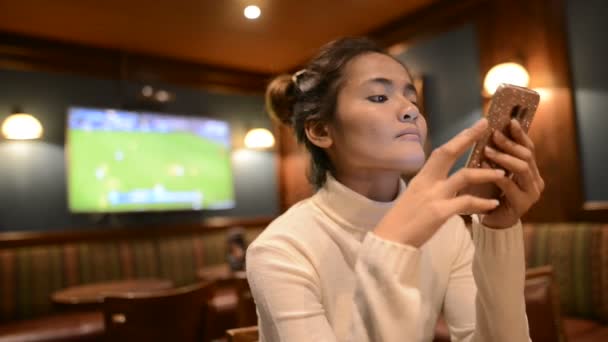 Retrato de joven hermosa turista asiática relajándose en el pub en el interior — Vídeos de Stock