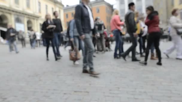 Blurred crowd gathering in the center of the Old Town in Stockholm, Sweden — Stock Video