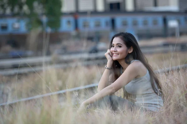 Retrato Joven Hermosa Mujer Asiática Estación Tren — Foto de Stock