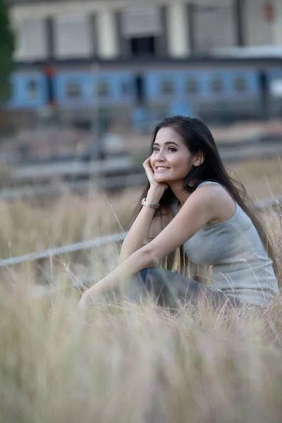 火车站年轻美丽的亚洲女人的画像 — 图库照片