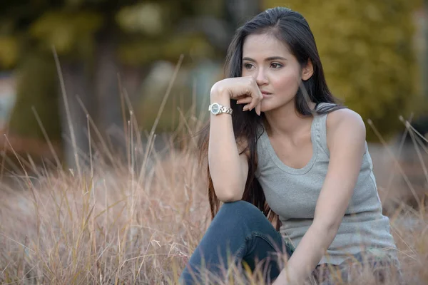 Retrato Joven Hermosa Mujer Asiática Estación Tren —  Fotos de Stock