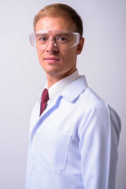 Yakışıklı doktor stüdyo çekim  
