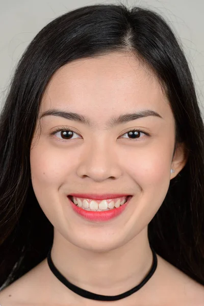 Estudio Disparo Joven Hermosa Mujer Asiática Sobre Fondo Gris —  Fotos de Stock