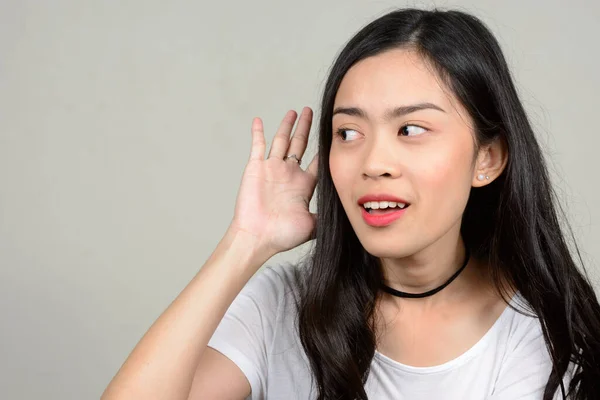 Estudio Disparo Joven Hermosa Mujer Asiática Sobre Fondo Gris — Foto de Stock