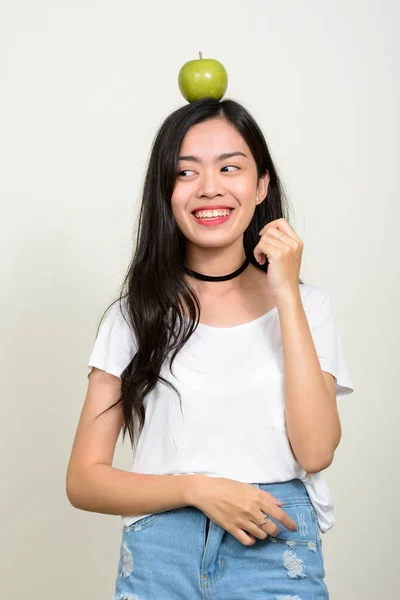 Studio Záběr Mladé Krásné Asijské Ženy Bílém Pozadí — Stock fotografie