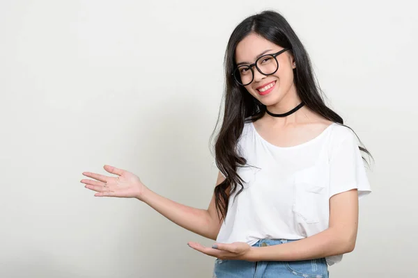 Studio Shot Van Jonge Mooie Aziatische Vrouw Tegen Witte Achtergrond — Stockfoto