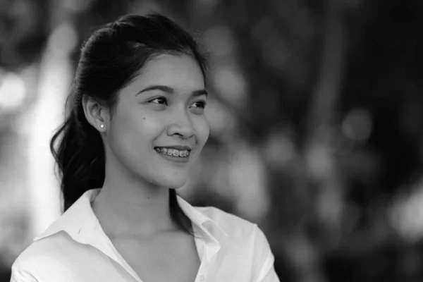 年轻美丽的亚洲女子穿着黑白相间的衣服在公园里放松的画像 — 图库照片