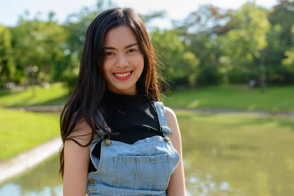 Ritratto Giovane Bella Donna Asiatica Che Rilassa Parco All Aperto — Foto Stock