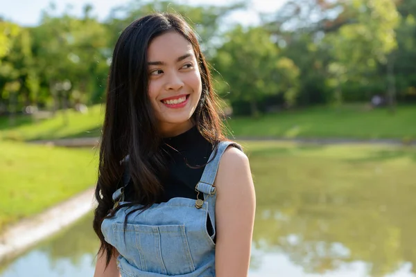 Portret Van Jonge Mooie Aziatische Vrouw Ontspannen Het Park Buiten — Stockfoto