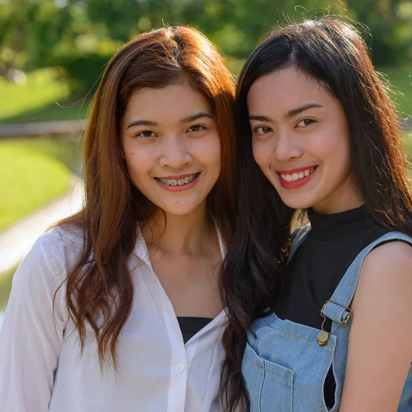 Retrato Dos Mujeres Asiáticas Jóvenes Como Amigas Juntas Relajándose Parque — Foto de Stock