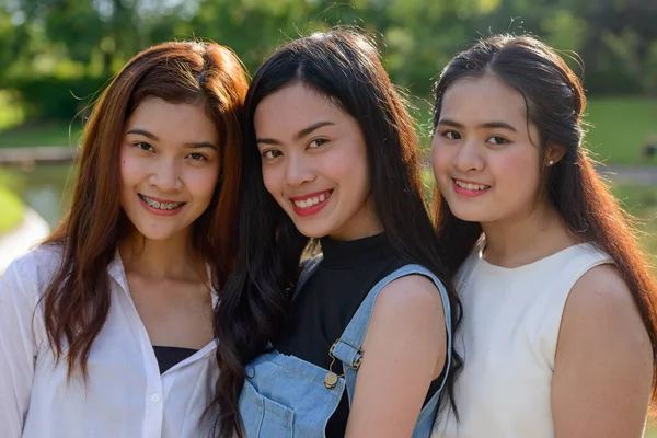 Portret Trzech Młodych Azjatek Jako Przyjaciółek Relaksujących Się Razem Parku — Zdjęcie stockowe