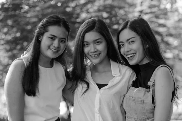 Retrato Tres Mujeres Asiáticas Jóvenes Como Amigas Que Relajan Parque —  Fotos de Stock