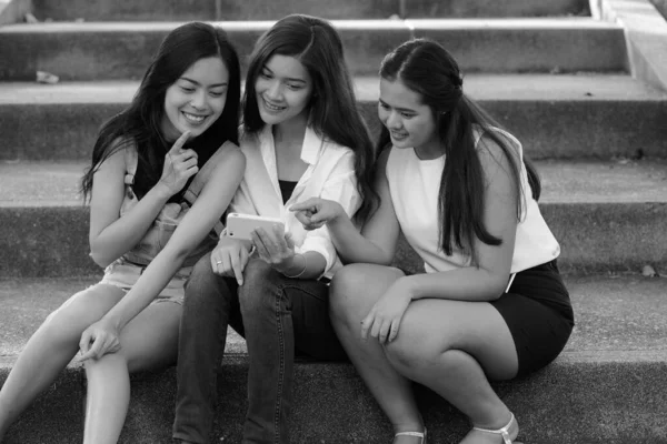 Portret Trzech Młodych Azjatek Jako Przyjaciółek Relaksujących Się Parku Świeżym — Zdjęcie stockowe