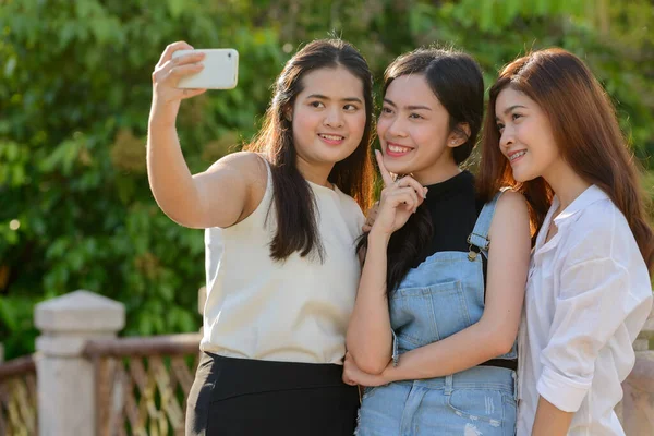 Retrato Tres Mujeres Asiáticas Jóvenes Como Amigas Que Relajan Juntas — Foto de Stock