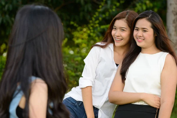 Retrato Tres Mujeres Asiáticas Jóvenes Como Amigas Que Relajan Juntas — Foto de Stock