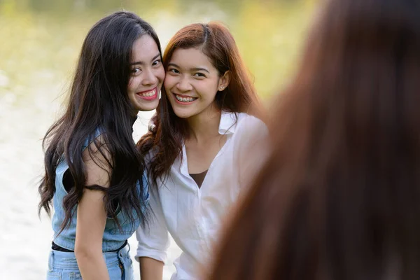 Retrato Tres Mujeres Asiáticas Jóvenes Como Amigas Que Relajan Juntas —  Fotos de Stock