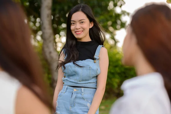 Porträtt Tre Unga Asiatiska Kvinnor Som Vänner Tillsammans Kopplar Parken — Stockfoto