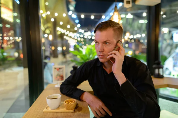 Porträt Eines Jungen Gut Aussehenden Skandinavischen Geschäftsmannes Der Sich Café — Stockfoto