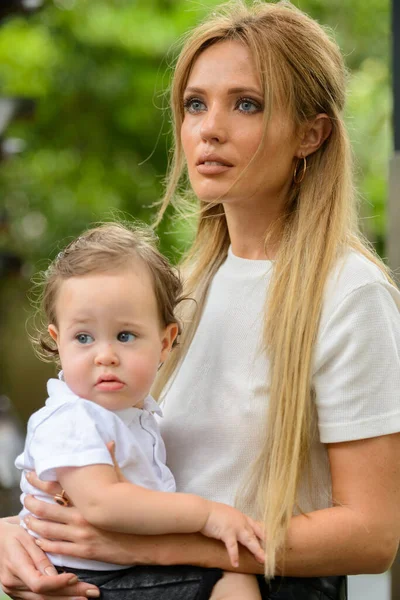 Portret Van Jonge Mooie Blonde Moeder Met Schattige Jonge Baby — Stockfoto