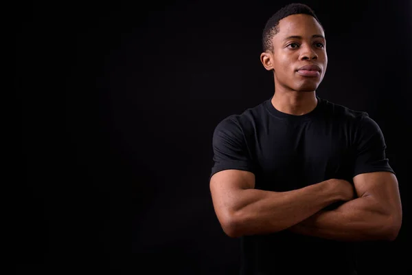 Siyah Arka Planda Genç Yakışıklı Afrikalı Adamın Stüdyo Fotoğrafı — Stok fotoğraf