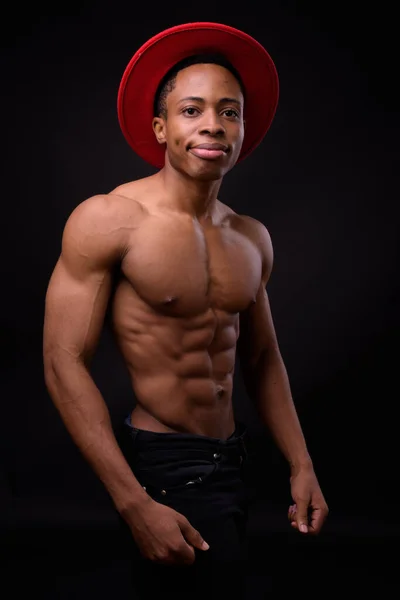 非洲年轻英俊 肌肉发达的男子在黑色背景下赤身裸体拍照 — 图库照片