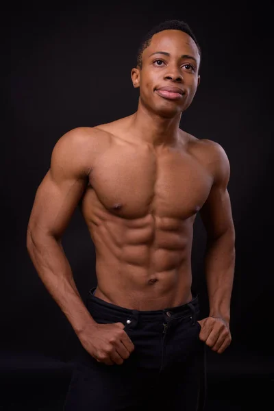Studio Skott Ung Vacker Muskulös Afrikansk Man Skjorta Mot Svart — Stockfoto