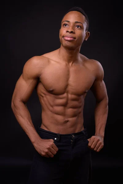 Estúdio Tiro Jovem Bonito Muscular Africano Homem Sem Camisa Contra — Fotografia de Stock
