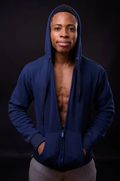 Siyah Arka Planda Genç Yakışıklı Afrikalı Adamın Stüdyo Fotoğrafı — Stok fotoğraf