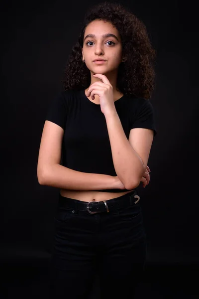 Siyah Arka Planda Kıvırcık Saçlı Genç Ranlı Güzel Bir Kızın — Stok fotoğraf