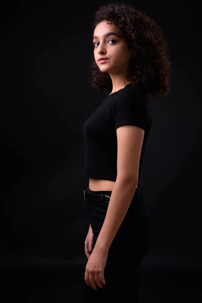 在工作室拍摄年轻美丽的伊朗少女卷发与黑色背景 — 图库照片