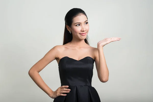 Studioaufnahme Einer Jungen Schönen Asiatischen Geschäftsfrau Vor Grauem Hintergrund — Stockfoto