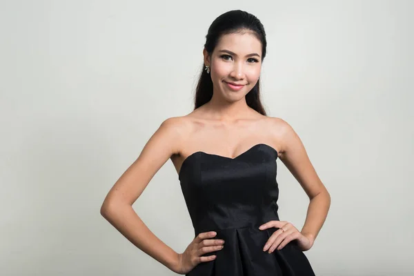 Studio Skott Unga Vackra Asiatiska Affärskvinna Mot Grå Bakgrund — Stockfoto