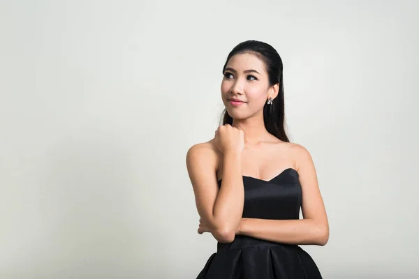 Studioaufnahme Einer Jungen Schönen Asiatischen Geschäftsfrau Vor Grauem Hintergrund — Stockfoto